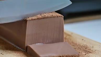 美味巧克力布丁切开特写视频的预览图